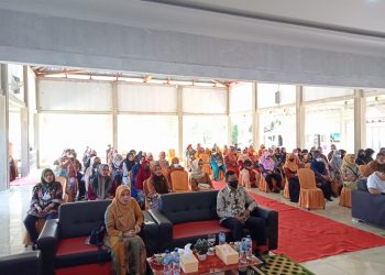 Sebagian peserta dan Kadisdikpora serta panitia berfoto bersama