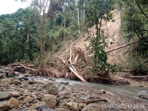 Kondisi tebing sungai yang longsor (dok foto: Ramadan G.)