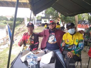 Dari kiri ke kanan: M. Fried Wahab (Ketum ALK), Alex Rajagukguk (angler Surabaya) dan Hasrijal Farmaduansa (angler Riau)