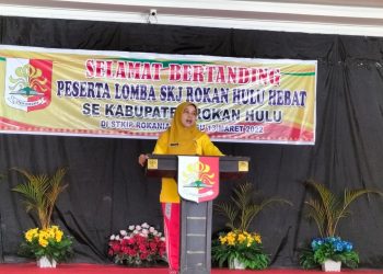 Dr. Desmelati, M.Sc., membuka acara Lomba SKJ Rokan Hulu Hebat
