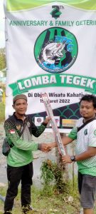 Penyerahan hadiah Juara II (foto dokumen panitia)