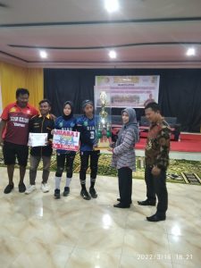 Juara I putri peraih Piala Bergilir Rokania Cup