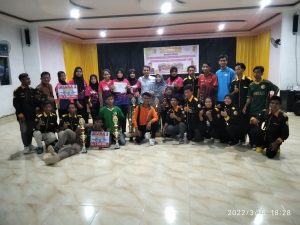 Peserta dari SMA Olahraga Provinsi Riau berfoto setelah penerimaan hadiah