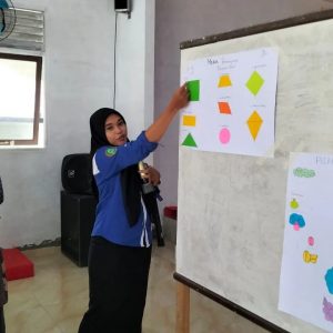 Salah seorang mahasiswa sedang menjelaskan melalui alat peraga (dok. Hima PGSD)