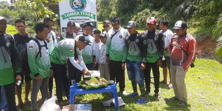 Acara potong tumpeng ulang tahun ke-2 PPFC (sumber foto: dokumen anggota group fb PPFC)