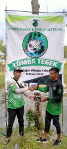 Penyerahan hadiah Juara II (foto dokumen panitia)