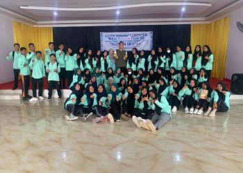 Sebagian Mahasiswa Berfoto Bersama UTS