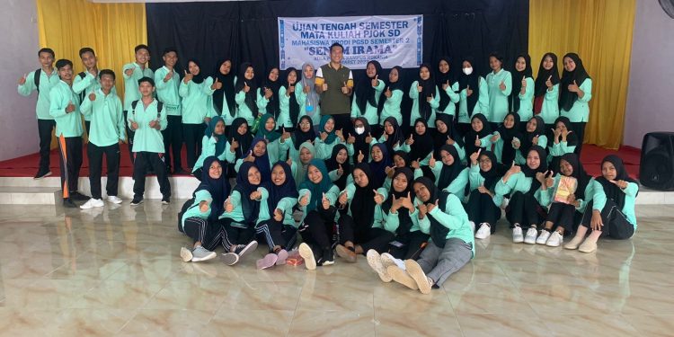 Sebagian Mahasiswa Berfoto Bersama UTS