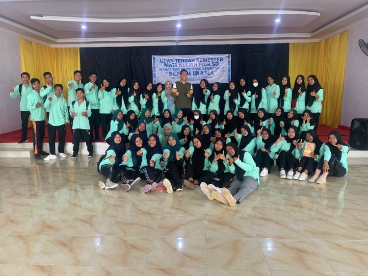Sebagian Mahasiswa Berfoto Bersama UTS