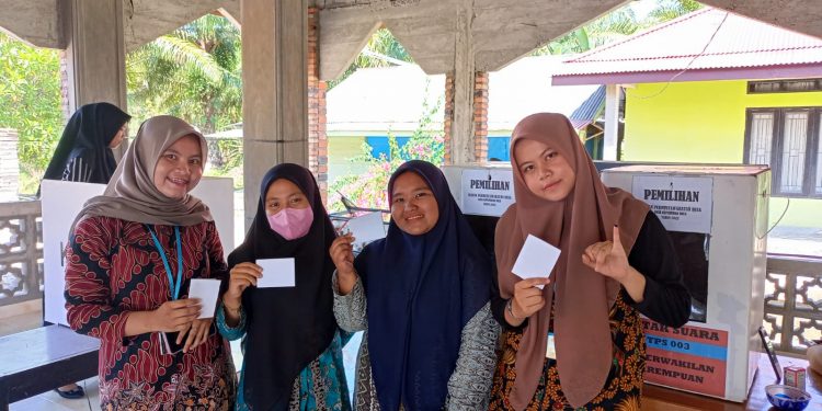 Beberapa Mahasiswa Baru Saja Menggunakan Hak Pilih Mereka