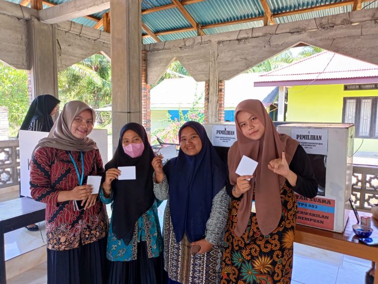 Beberapa Mahasiswa Baru Saja Menggunakan Hak Pilih Mereka