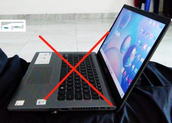 Ilustrasi Memangku Laptop