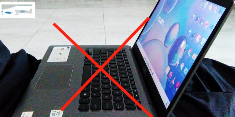 Ilustrasi Memangku Laptop