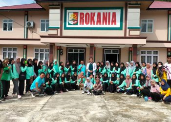 Sebagian-peserta-senam-berfoto-bersama-setelah-acara-lucky-draw