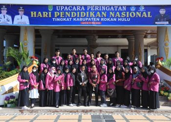 Sebagian mahasiswa dan pegawai Rokania yang mengikuti Hardiknas