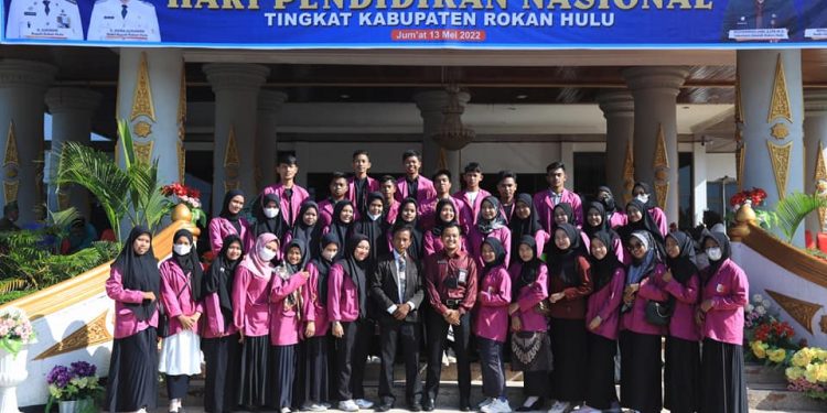 Sebagian mahasiswa dan pegawai Rokania yang mengikuti Hardiknas