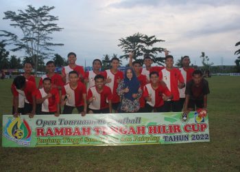 Para Pemain Rokania FC dan Dr. Desmelati, M.Sc.