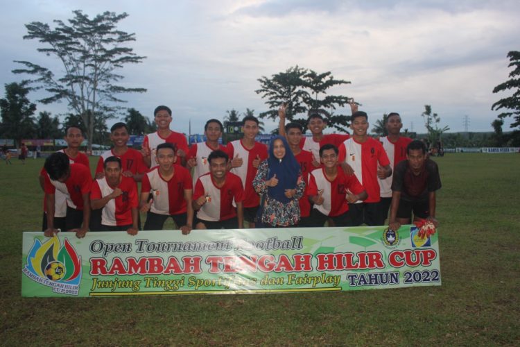 Para Pemain Rokania FC dan Dr. Desmelati, M.Sc.