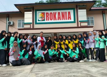 Berfoto setelah senam pagi di Rokania