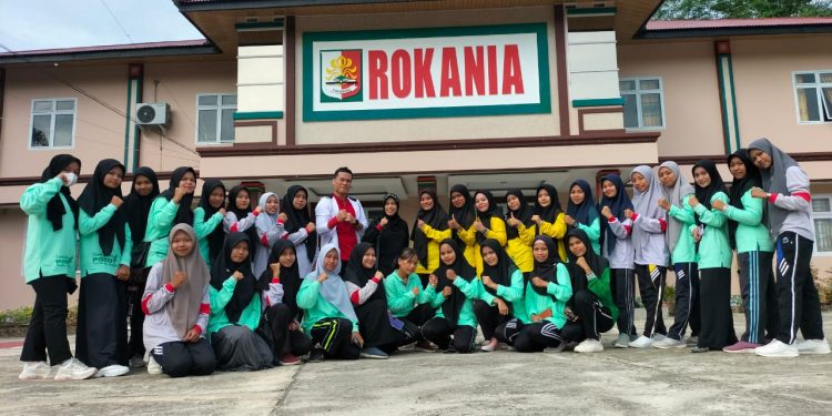 Berfoto setelah senam pagi di Rokania