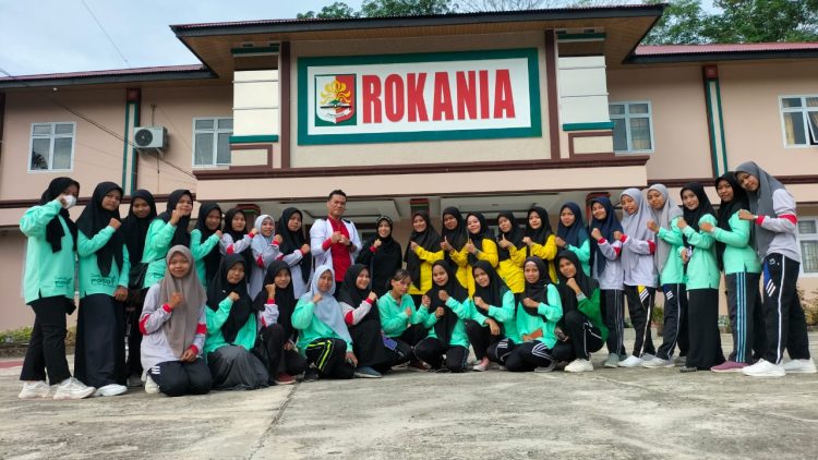 Berfoto setelah senam pagi di Rokania