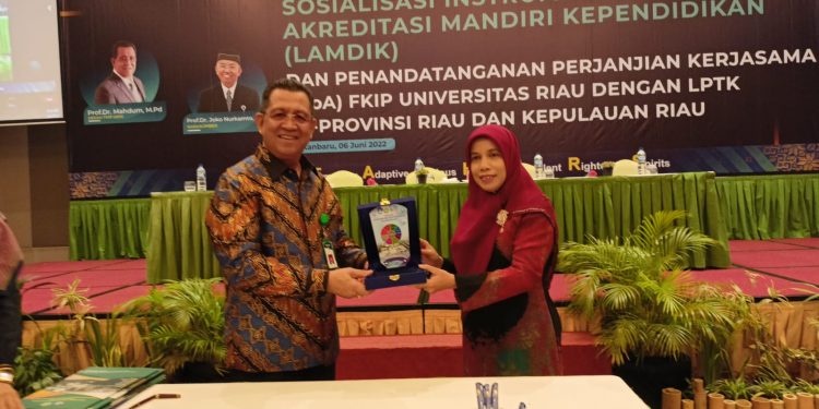 Perjanjian Kerja Sama STKIP Rokania dengan FKIP Unri