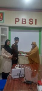 Ketua dan Wakil Ketua HIMA PBSI Periode 2022 - 2023 bersama Ibu Rita Arianti, M.Pd. (foto: Hima PBSI)