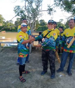 Momen saat penyerahan hadiah Mabar ALK (foto: Arun)