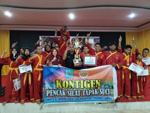 Dr.-Desmelati-bersama-Juara-Umum-I