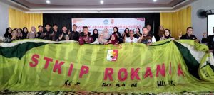 Foto bersama setelah penyerahan parasut (foto: Rokania)