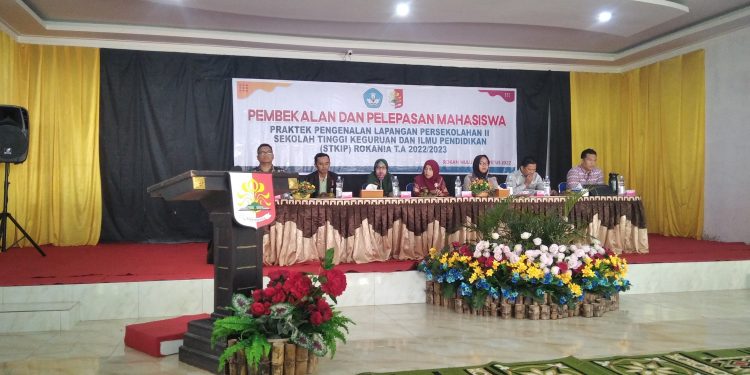 Pembekalan PLP-II Rokania. Narasumber dan pimpinan kampus di depan sebelum dimulainya pembekalan di STKIP Rokania.