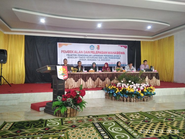 Pembekalan PLP-II Rokania. Narasumber dan pimpinan kampus di depan sebelum dimulainya pembekalan di STKIP Rokania.