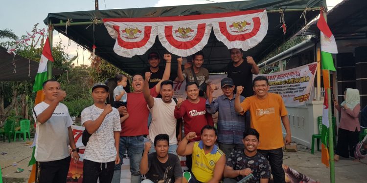 Panitia, pemuda dan perangkat RT melakukan salam komando bersama. Merdeka! (foto: Superman)