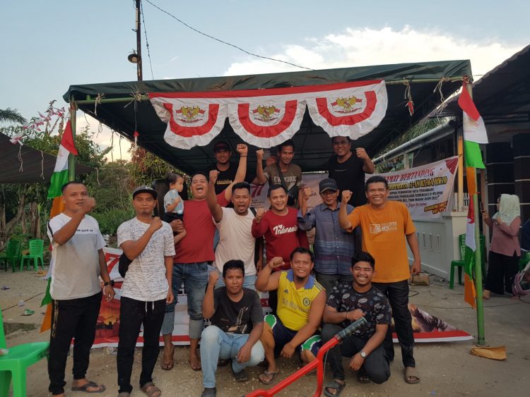 Panitia, pemuda dan perangkat RT melakukan salam komando bersama. Merdeka! (foto: Superman)
