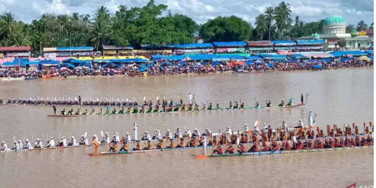 Sebagian peserta pacu jalur 2022 pada pembukaan 21-08-22. (sumber foto kepri.antaranews.com dari ANTARA Annisa Firdausi)