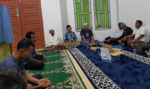 Sebagian warga peserta rapat acara peringatan kemerdekaan (07/08) di Musala Ar-Rahman RT 04/10. (sumber foto: Superman)