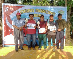 Para pemenang lomba mancing Pasir Kota Baru 2022 didampingi oleh Mukhlis, SE (Kasi Pemdes DPMPD Rohul). (foto: Rizal)