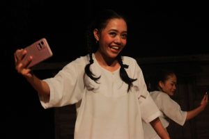 Adegan kegembiraan seorang anak zaman sekarang dengan cara selfie dalam teater Onduo (foto: Fadhli)