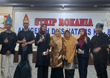 Tim Musikalisasi Puisi berfoto bersama Desmelati, M.Sc., Ph.D., dan Rita Arianti sebagai dosen pembina kegiatan mahasiswa PBSI (foto: Rita )