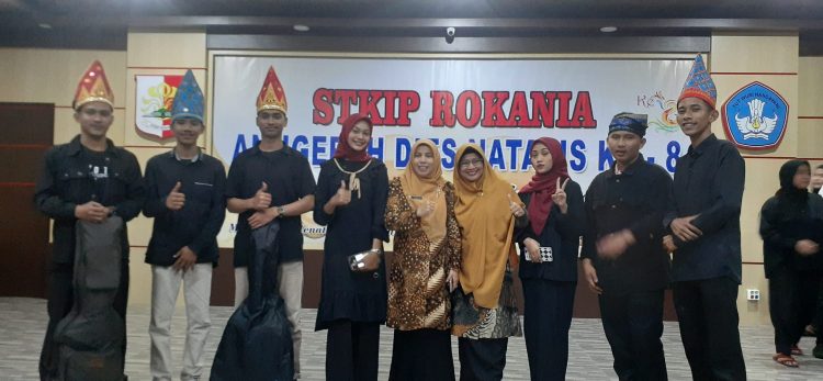 Tim Musikalisasi Puisi berfoto bersama Desmelati, M.Sc., Ph.D., dan Rita Arianti sebagai dosen pembina kegiatan mahasiswa PBSI (foto: Rita )