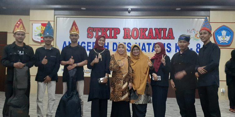 Tim Musikalisasi Puisi berfoto bersama Desmelati, M.Sc., Ph.D., dan Rita Arianti sebagai dosen pembina kegiatan mahasiswa PBSI (foto: Rita )