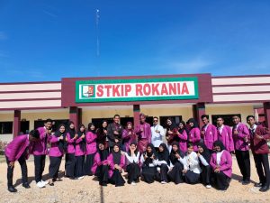 Dosen, karyawan dan sebagian mahasiswa berfoto setelah upacara bendera (foto: Rokania)