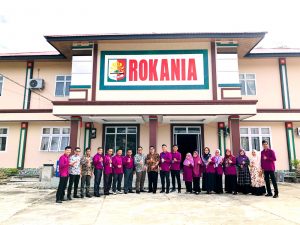 Detaser berfoto bersama dengan para Dosen Rokania (foto: Rokania)