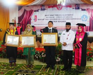 Pemberian Anugerah Pendidikan Rokania