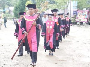 Prosesi Senat Menuju Ruang Sidang Wisuda (foto: dok Rokania)