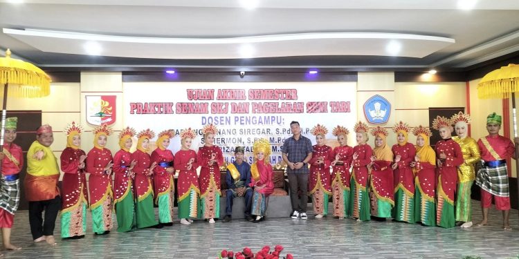 Sebagian Mahasiswa Yang Mengikuti UAS Seni Tari