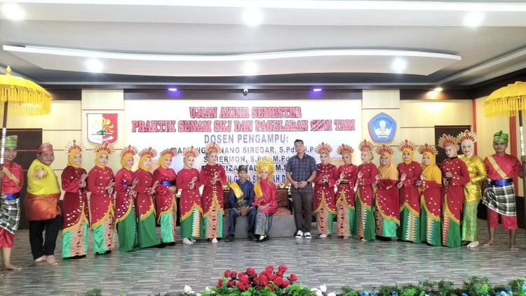 Sebagian Mahasiswa Yang Mengikuti UAS Seni Tari