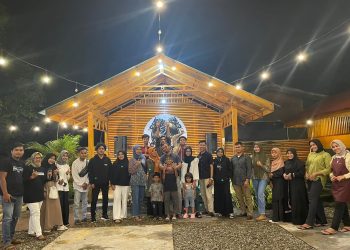 Para dosen dan panitia berfoto bersama