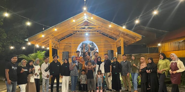 Para dosen dan panitia berfoto bersama