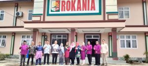 Tim Visitasi LLDikti dan Tim Perubahan Bentuk PT Berfoto Bersama di Depan Gedung Rokania (foto: Humas Rokania)